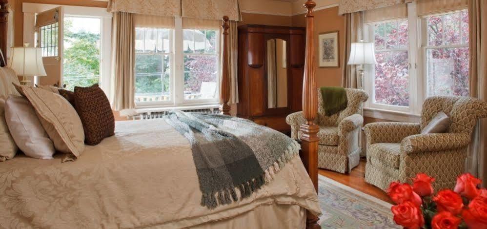 Abbeymoore Manor Bed and Breakfast Victoria Esterno foto